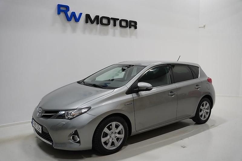 Ljusgrå Begagnad 2014 Toyota Auris Hybrid Edition Halvkombi | 164 900 kr (Marknadspris) - Bild 1/4