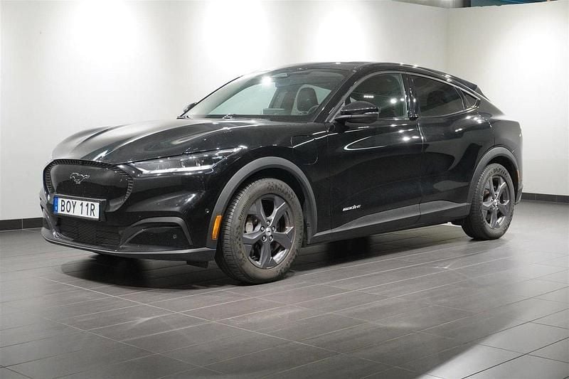 Svart Begagnad 2022 Ford Mustang Mach-E Standard Range SUV | 339 900 kr - Bild 1/2
