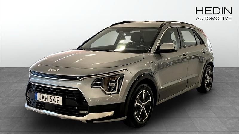 Grå (grey) Begagnad 2024 Kia Niro SUV | 339 900 kr (Marknadspris) - Bild 1/4