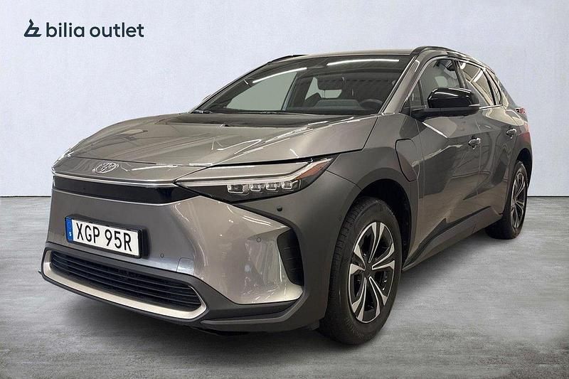 Silver Begagnad 2023 Toyota bZ4X Executive SUV | 318 000 kr (Marknadspris) - Bild 1/4