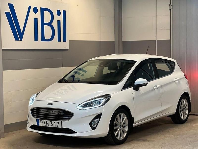 Vit Begagnad 2018 Ford Fiesta Titanium Halvkombi | 109 900 kr (Marknadspris) - Bild 1/4
