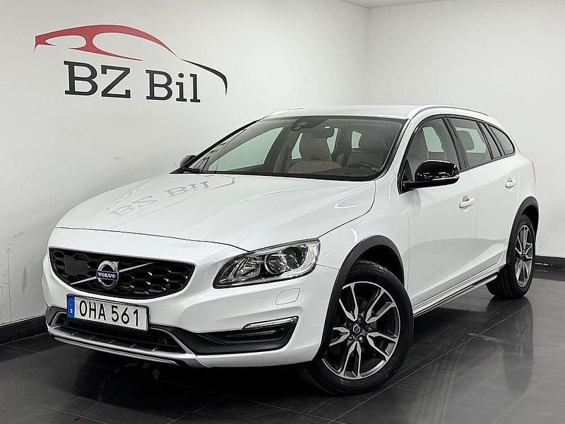 Vit Begagnad 2016 Volvo V60 CC Summum Kombi | 229 900 kr (Superpris) - Bild 1/4