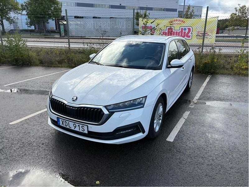 Vit Begagnad 2022 Skoda Octavia Ambition Kombi | 167 000 kr (Marknadspris) - Bild 1/4