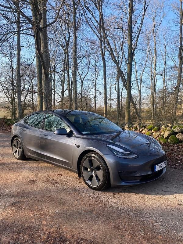 Midnight silver Begagnad 2021 Tesla Model 3 Long Range AWD Sedan | 210 000 kr (Bra pris) - Bild 1/4