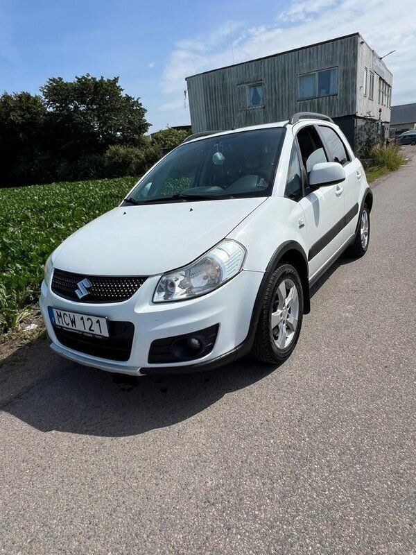 Vit Begagnad 2011 Suzuki SX4 Halvkombi | 35 000 kr (Marknadspris) - Bild 1/4