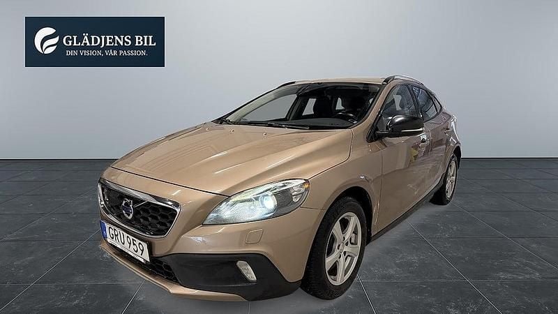 Begagnad Volvo V40 Momentum 179 HK (131 kW) 2013 Brun Halvkombi