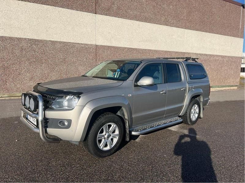 Brun Begagnad 2015 VW Amarok Highline Pickup | 142 000 kr (Marknadspris) - Bild 1/4
