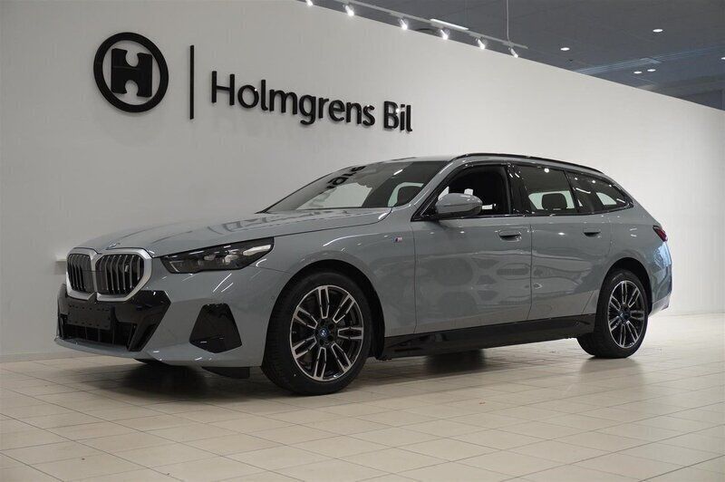 Grå/silver Ny 2024 BMW i5 Efficient Dynamics Sedan | 793 100 kr (Superpris) - Bild 1/4