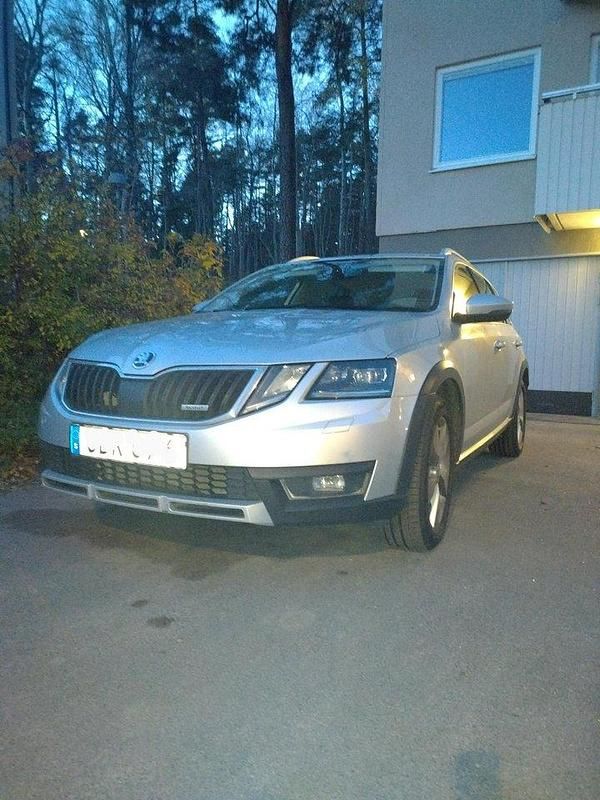 Silver Begagnad 2018 Skoda Octavia Scout Kombi | 179 000 kr (Marknadspris) - Bild 1/4