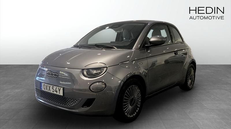 Grå (grey) Begagnad 2022 Fiat 500e Icon Sportkupé | 199 900 kr (Marknadspris) - Bild 1/4