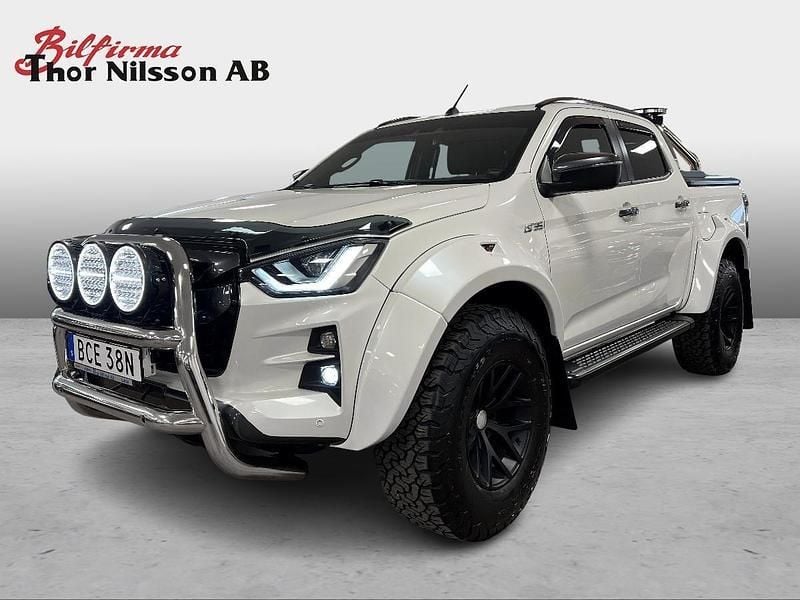 Vit (silky white pearl) Begagnad 2022 Isuzu D-Max Van | 723 750 kr - Bild 1/4