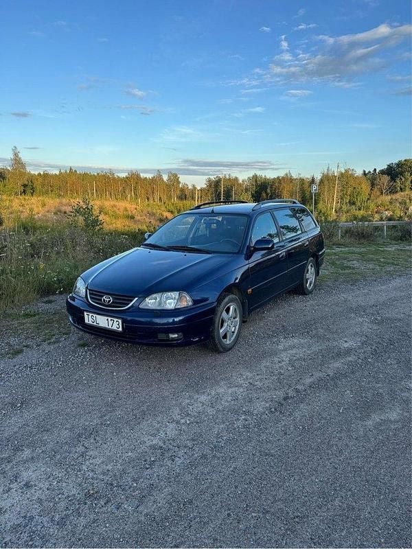 Blå Begagnad 2003 Toyota Avensis Kombi | 15 000 kr (Marknadspris) - Bild 1/4