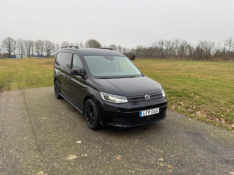 Deep black pärleffekt Begagnad 2022 VW Caddy Maxi Minibuss | 437 500 kr - Bild 1/4
