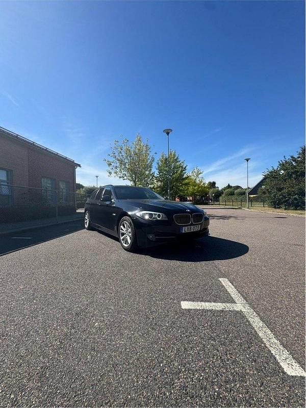 Svart Begagnad 2012 BMW 530 M Sport Kombi | 92 000 kr (Superpris) - Bild 1/4