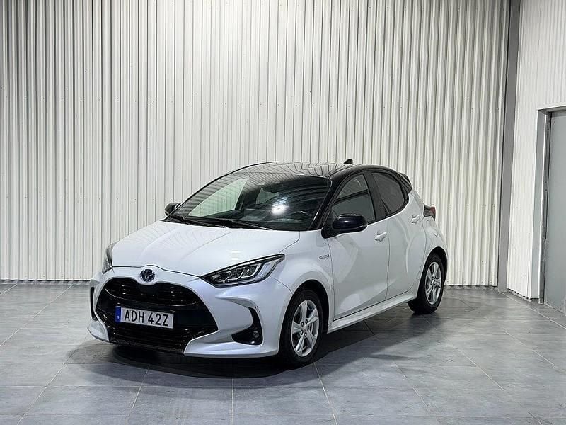 Begagnad Toyota Yaris Hybrid Style 116 HK (85 kW) 2020 Vit Halvkombi
