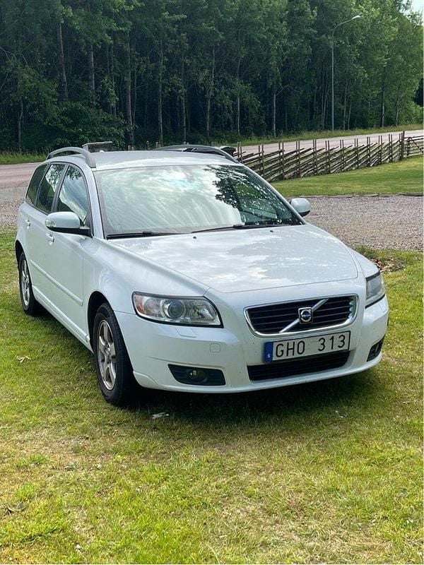 Vit Begagnad 2008 Volvo V50 Momentum Kombi | 44 000 kr (Marknadspris) - Bild 1/3