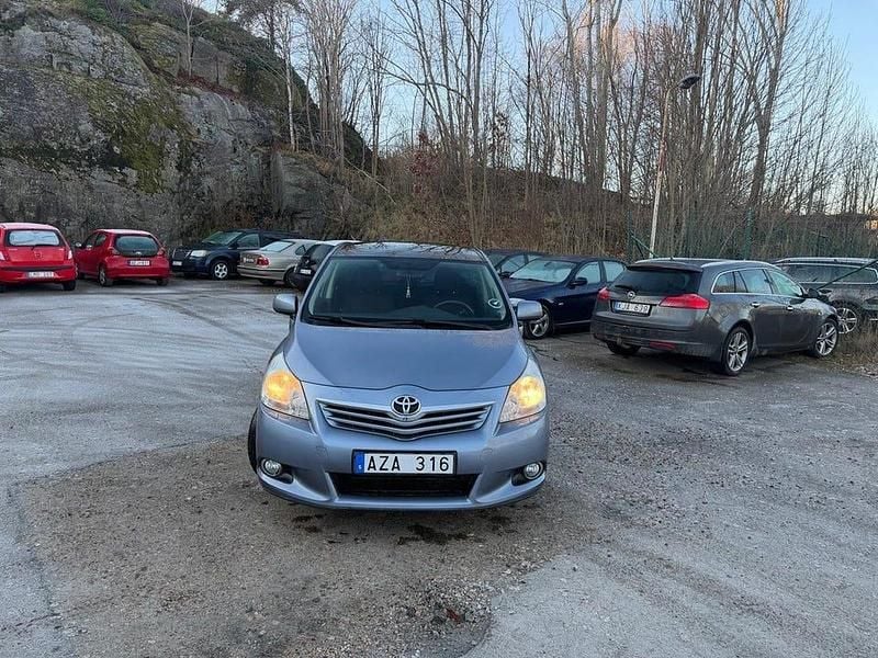 Blå Begagnad 2010 Toyota Verso Multidrive S Minibuss | 70 000 kr (Bra pris) - Bild 1/4