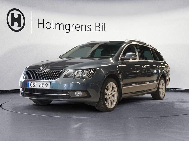 Grå Begagnad 2014 Skoda Superb Elegance Kombi | 139 800 kr (Dyr) - Bild 1/4