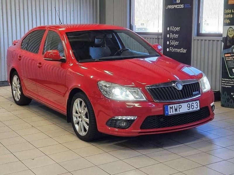 Röd Begagnad 2011 Skoda Octavia RS Halvkombi | 64 900 kr (Dyr) - Bild 1/4