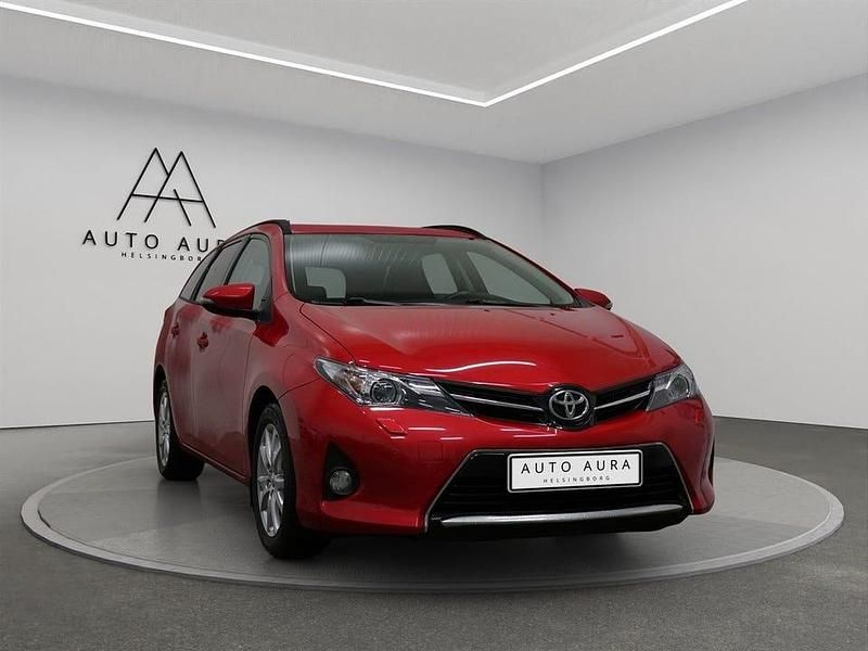 Begagnad Toyota Auris Touring Sports Edition 132 HK (97 kW) 2014 Röd Kombi