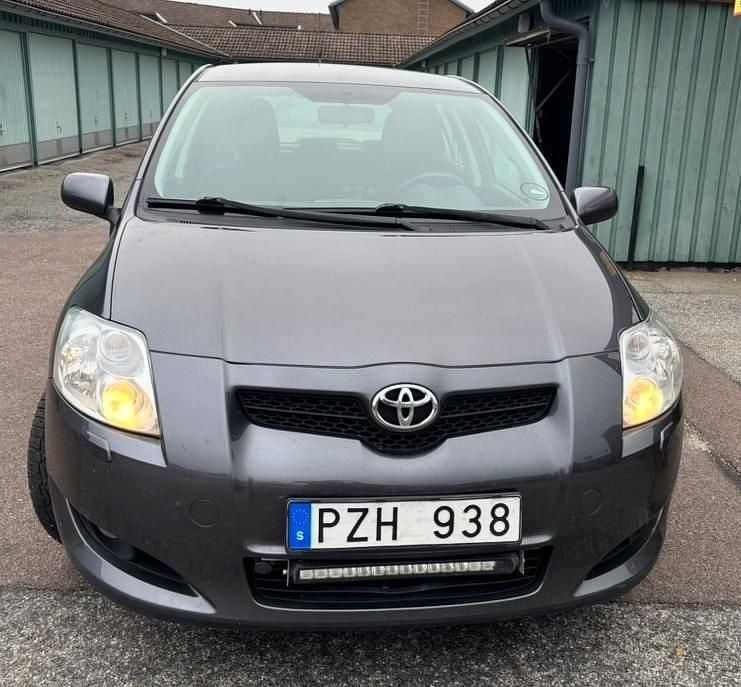 Grå Begagnad 2007 Toyota Auris Halvkombi | 49 000 kr (Bra pris) - Bild 1/4