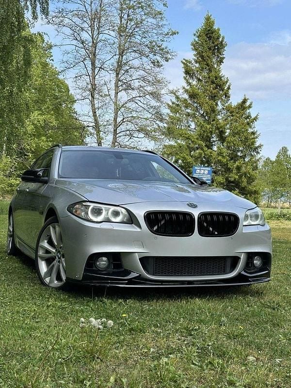 Silver Begagnad 2014 BMW 520 M Sport Kombi | 130 000 kr (Lite dyr) - Bild 1/4