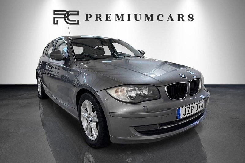 Grå Begagnad 2011 BMW 116 Comfort Edition Halvkombi | 64 900 kr (Marknadspris) - Bild 1/4