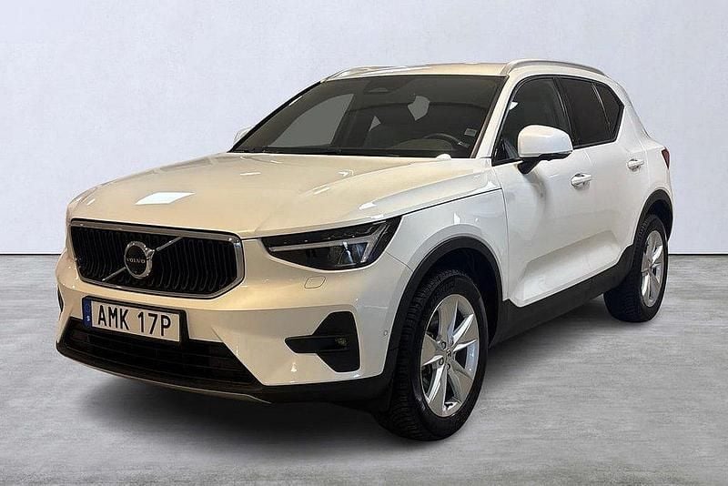 Vit Begagnad 2023 Volvo XC40 Core SUV | 349 900 kr (Bra pris) - Bild 1/4