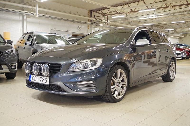 Grå Begagnad 2016 Volvo V60 R-Design Kombi | 189 000 kr (Lite dyr) - Bild 1/4