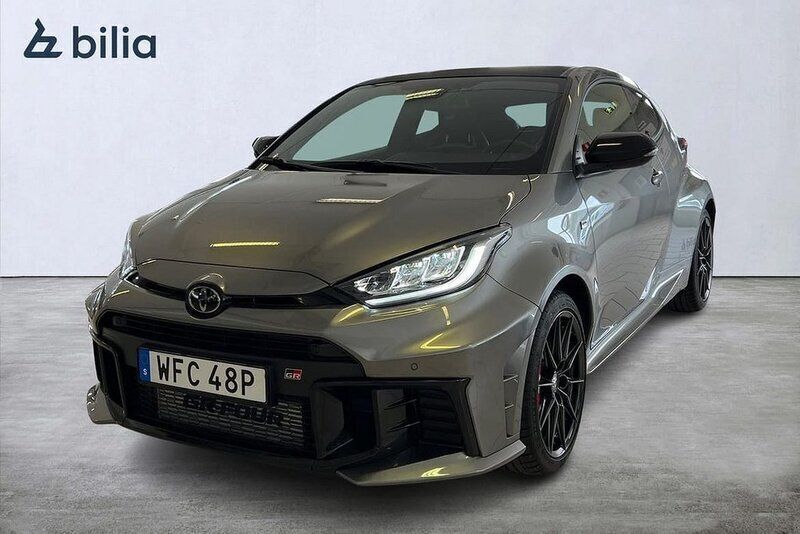 Silver Begagnad 2024 Toyota Yaris Premium Halvkombi | 619 000 kr (Lite dyr) - Bild 1/4