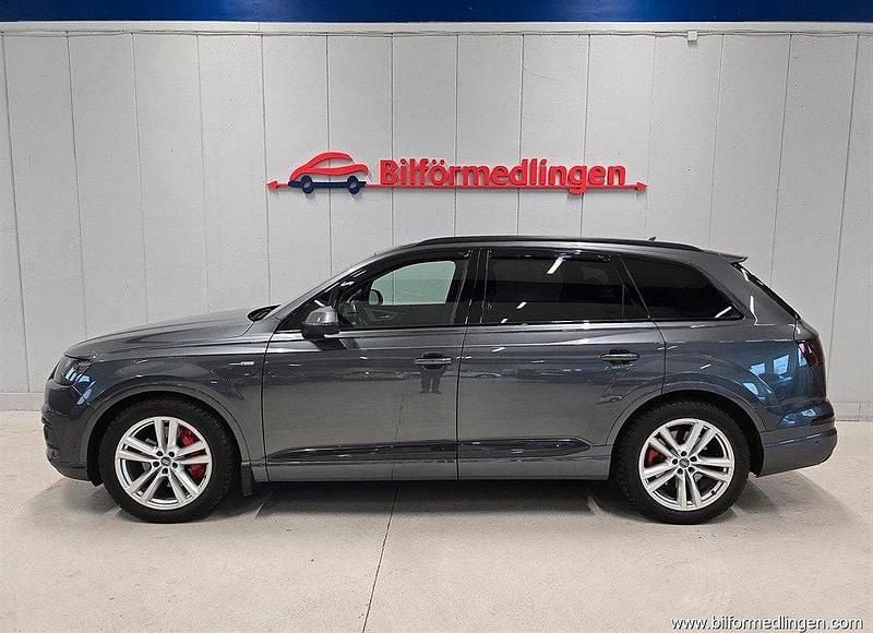 Grå samma som bilen Begagnad 2017 Audi Q7 SUV | 389 900 kr (Marknadspris) - Bild 1/4