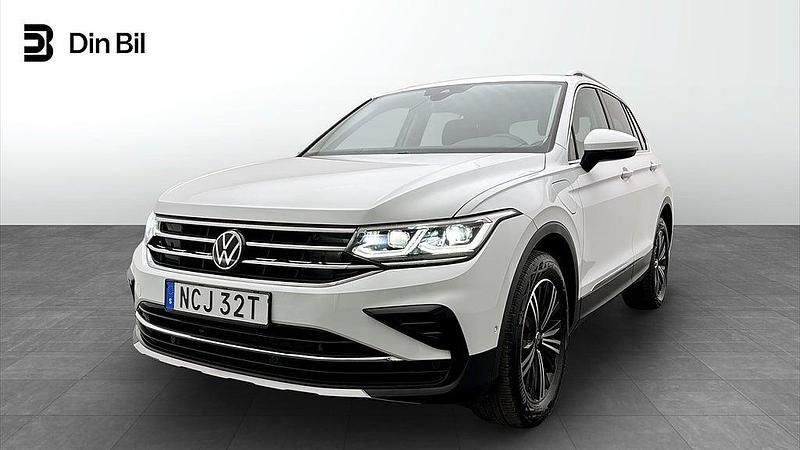 Pure white Begagnad 2023 VW Tiguan Elegance SUV | 389 900 kr (Marknadspris) - Bild 1/4