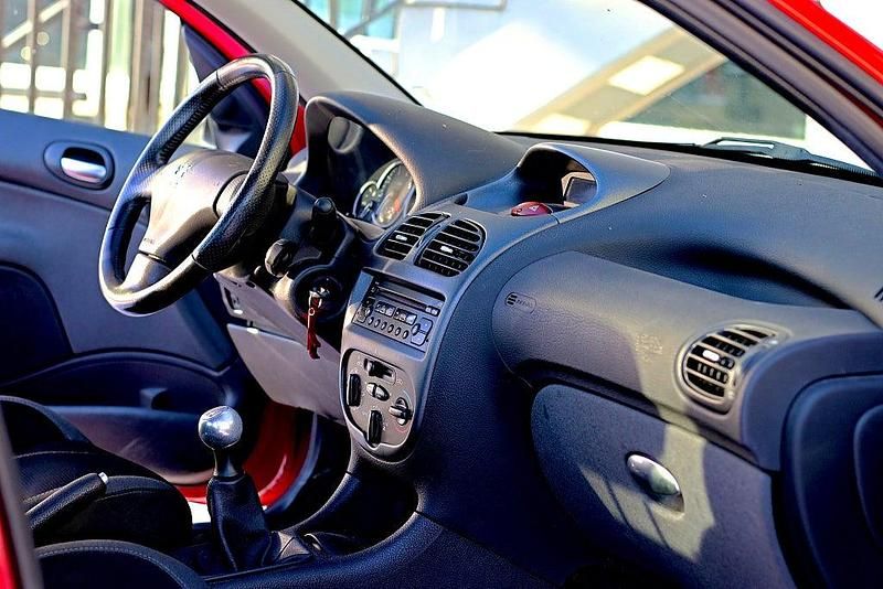 Begagnad Peugeot 206 Sport 109 HK (80 kW) 2005 Röd Halvkombi