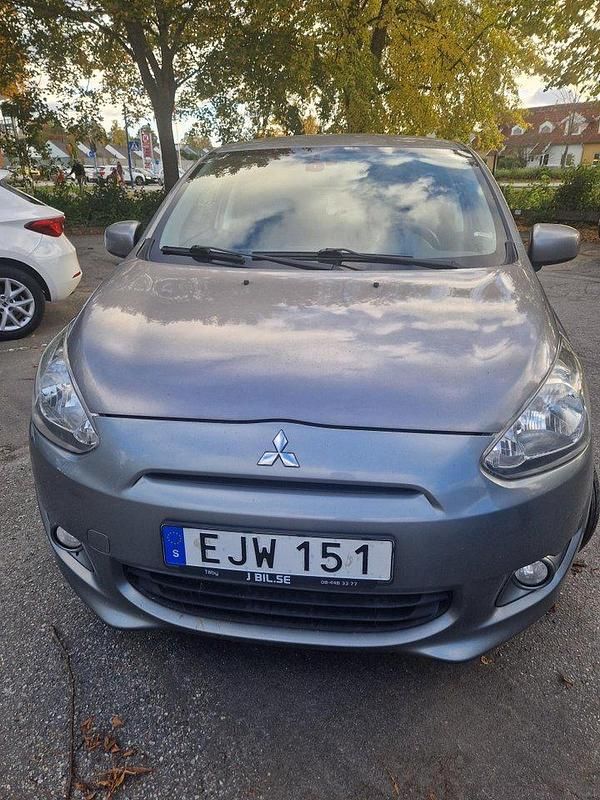 Grå Begagnad 2015 Mitsubishi Space Star Kombi | 67 500 kr (Bra pris) - Bild 1/4