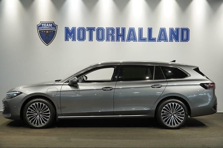Grå Begagnad 2024 VW Passat Elegance Kombi | 529 900 kr - Bild 1/4