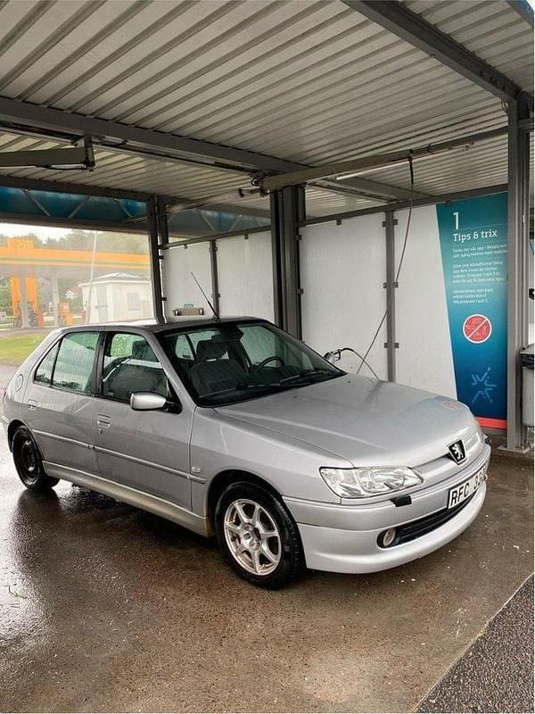 Grå Begagnad 2000 Peugeot 306 Halvkombi | 10 000 kr - Bild 1/4