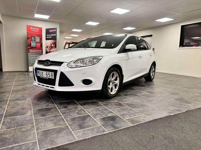 Vit Begagnad 2012 Ford Focus Trend Halvkombi | 59 700 kr (Marknadspris) - Bild 1/4