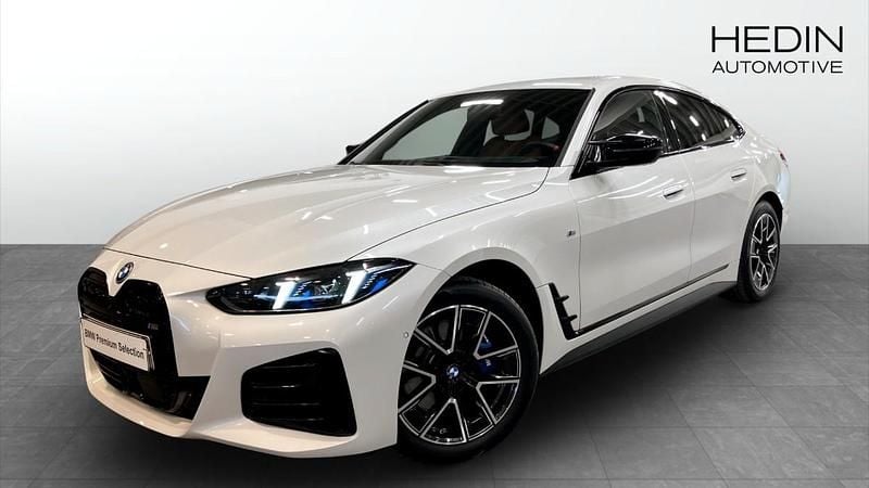 Vit (white) Begagnad 2024 BMW i4 Comfort Edition Sedan | 658 700 kr (Marknadspris) - Bild 1/4