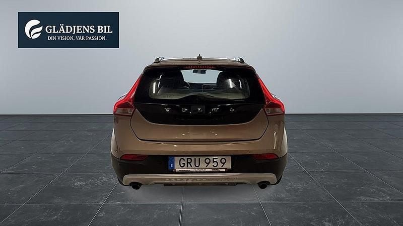 Begagnad Volvo V40 Momentum 179 HK (131 kW) 2013 Brun Halvkombi