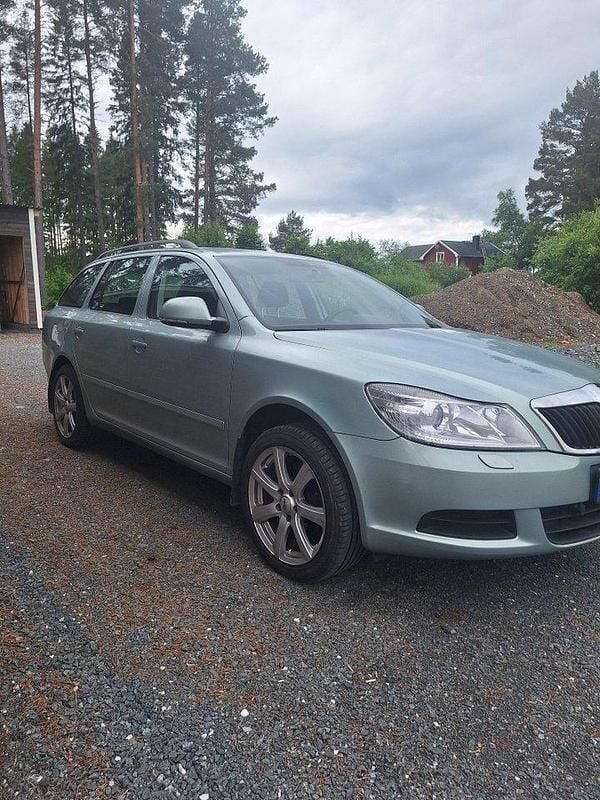Grön Begagnad 2011 Skoda Octavia Kombi | 48 000 kr (Bra pris) - Bild 1/4