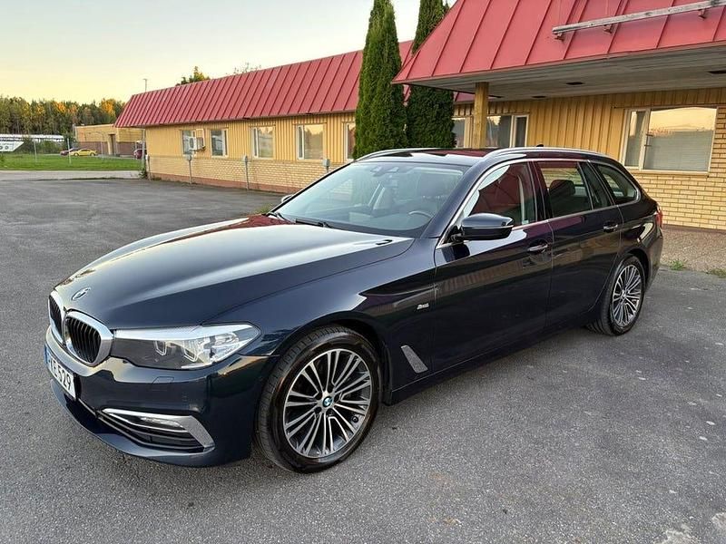 Blå Begagnad 2018 BMW 520 Sport Line Kombi | 184 800 kr (Marknadspris) - Bild 1/4