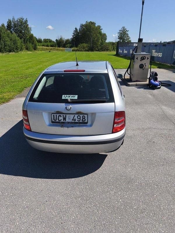 Silver Begagnad 2003 Skoda Fabia Kombi | 38 500 kr (Lite dyr) - Bild 1/4