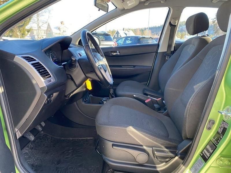 Begagnad Hyundai i20 Premium 78 HK (57 kW) 2012 Grön Halvkombi