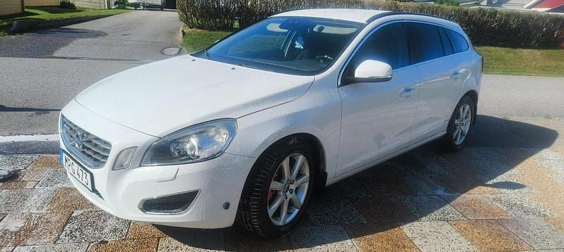 Vit Begagnad 2012 Volvo V60 Momentum Kombi | 62 000 kr (Bra pris) - Bild 1/4