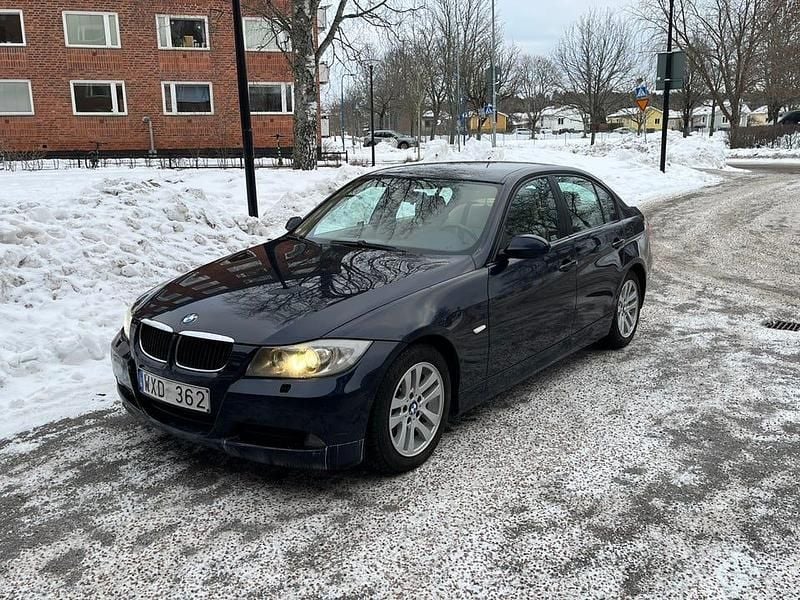 Begagnad 2005 BMW 320 Sedan | 42 000 kr (Bra pris) - Bild 1/4