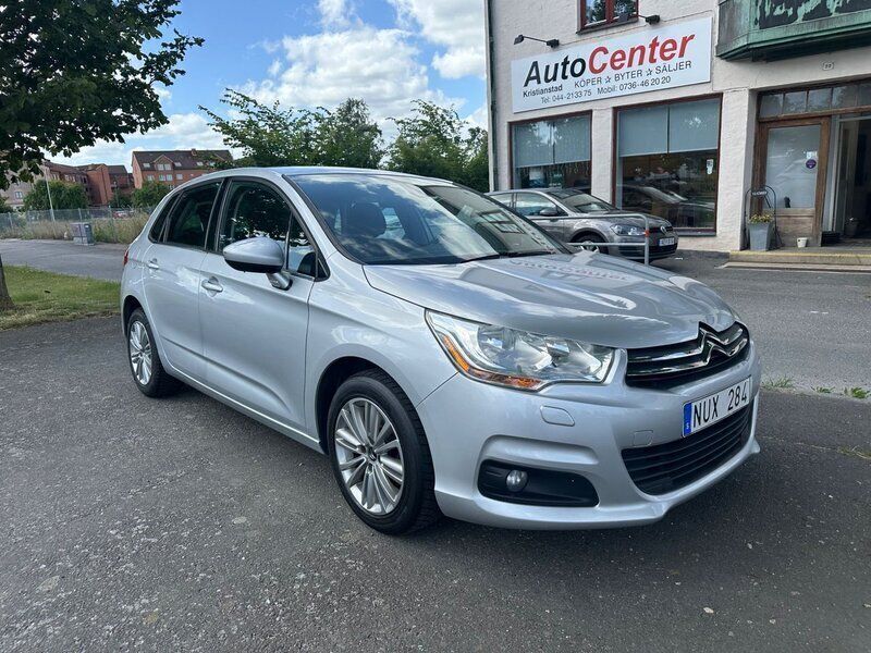 Silver Begagnad 2012 Citroën C4 Halvkombi | 46 000 kr (Marknadspris) - Bild 1/4