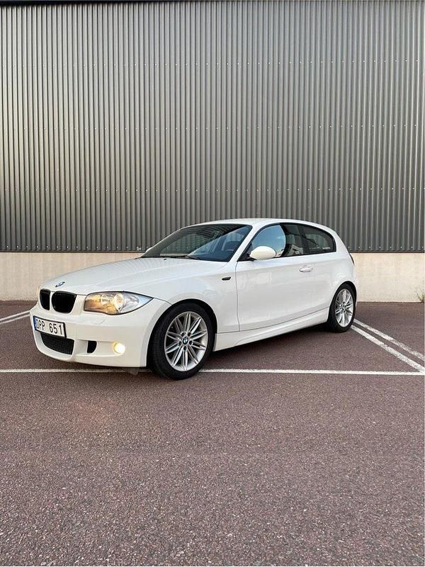 Vit Begagnad 2008 BMW 120 Advantage Halvkombi | 109 000 kr (Dyr) - Bild 1/4