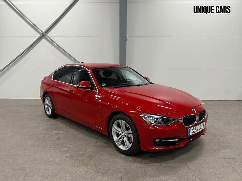 Röd Begagnad 2012 BMW 320 Sport Line Sedan | 119 900 kr (Marknadspris) - Bild 1/4