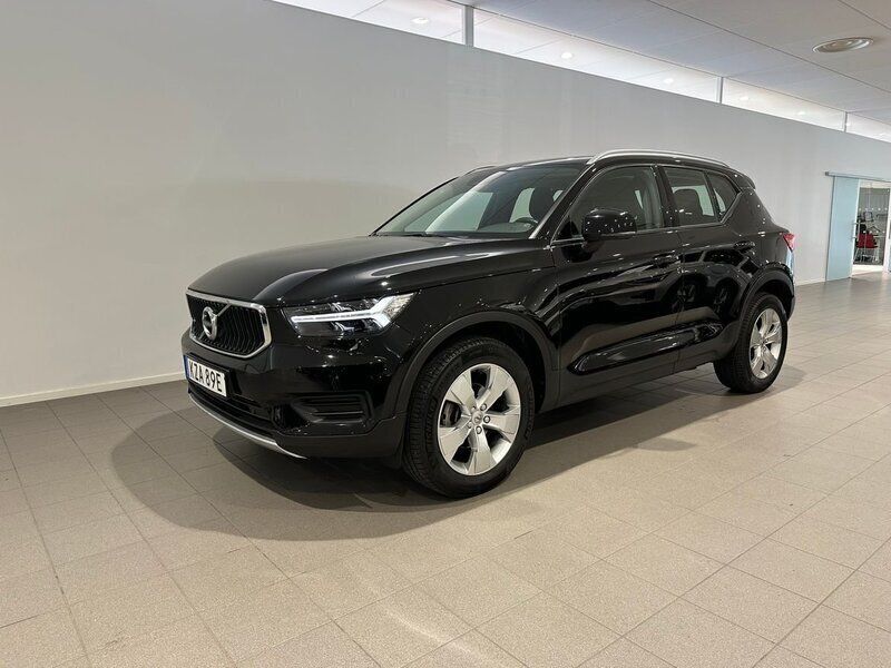 Svart Begagnad 2022 Volvo XC40 Momentum SUV | 309 500 kr (Marknadspris) - Bild 1/4