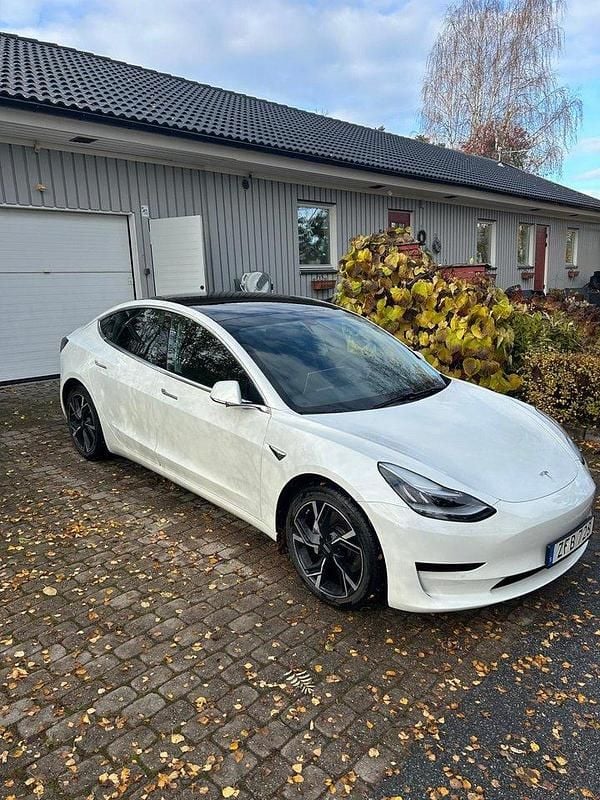 Vit Begagnad 2020 Tesla Model 3 Standard Range Plus Sedan | 240 000 kr (Marknadspris) - Bild 1/4